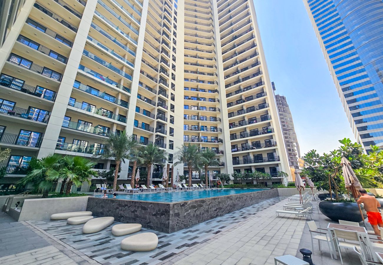 Apartment in Dubai - Affordable 1BR Close to Public Transit - ZAD-13