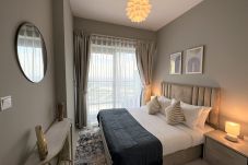 Apartment in Dubai - Affordable 1BR Close to Public Transit...