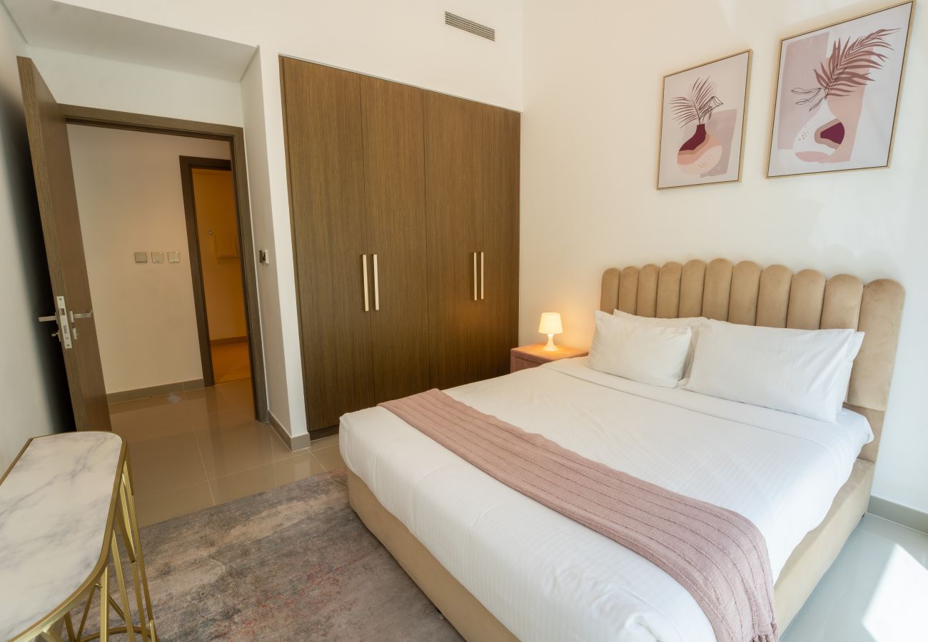 Apartment in Dubai - EasyGo - 2BR Luxury Apt-Terrace w/ Pool Access