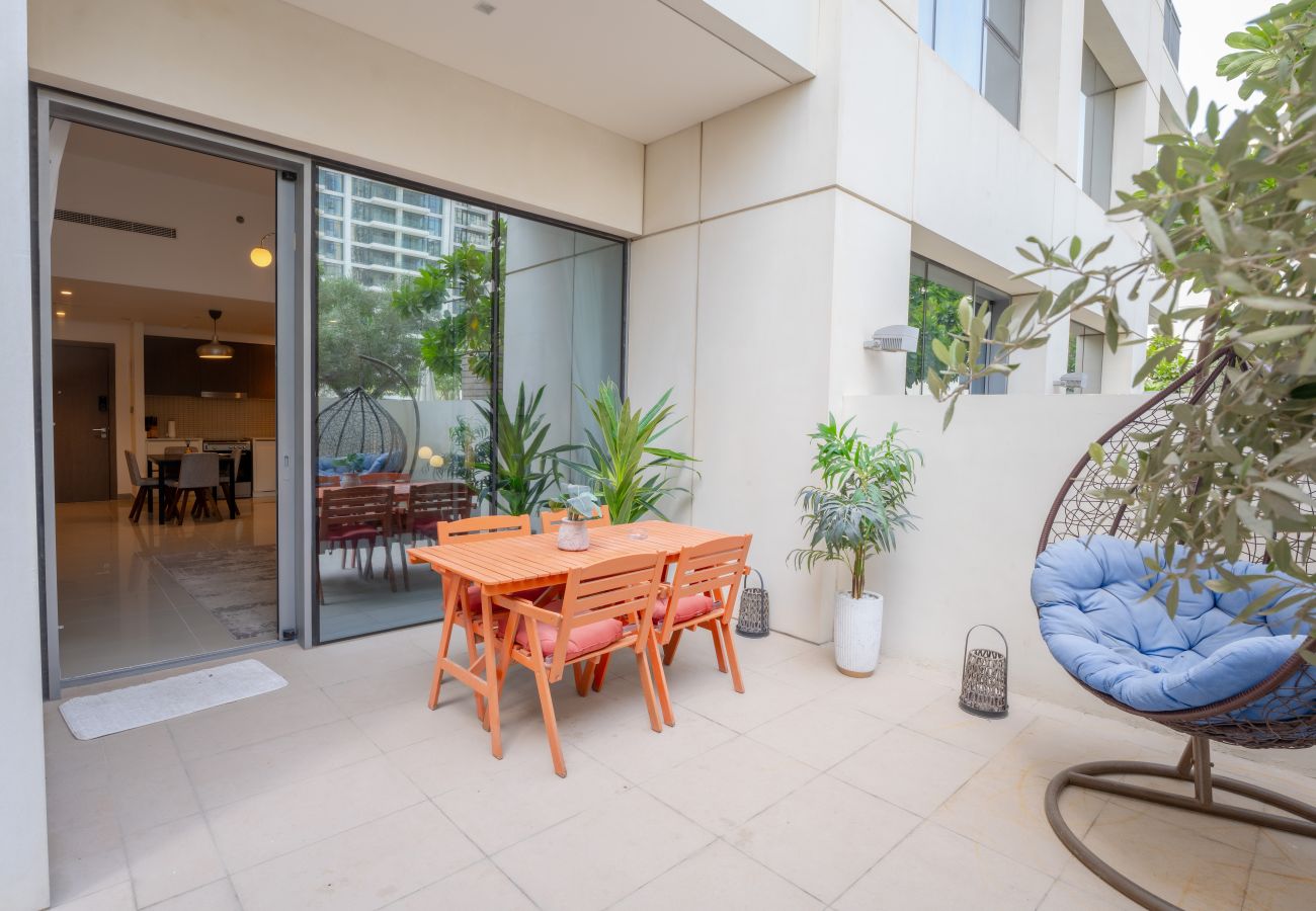 Apartment in Dubai - EasyGo - 2BR Luxury Apt-Terrace w/ Pool Access