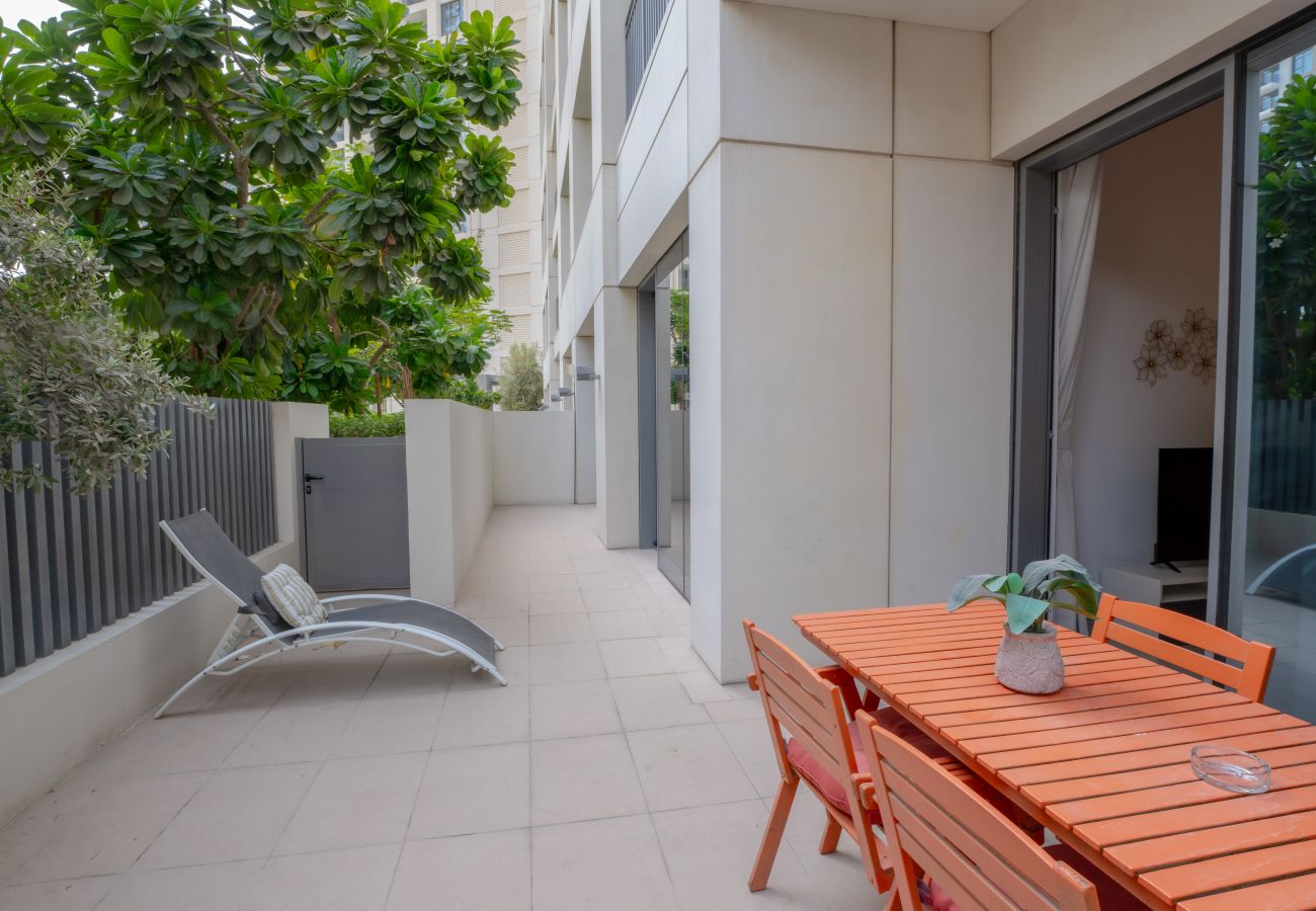 Apartment in Dubai - EasyGo - 2BR Luxury Apt-Terrace w/ Pool Access