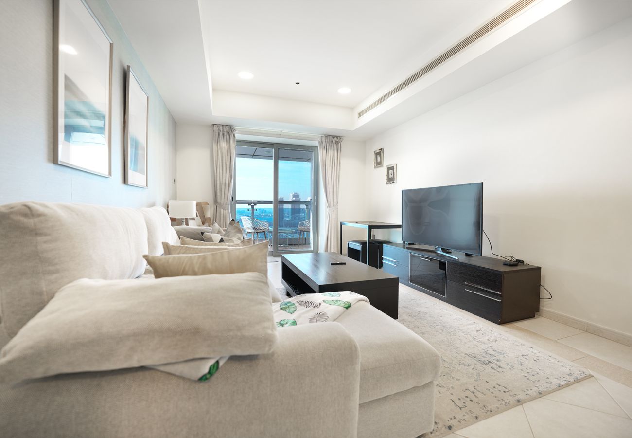 Apartment in Dubai - EasyGo - Comfy 2BR high floor and close to beach 