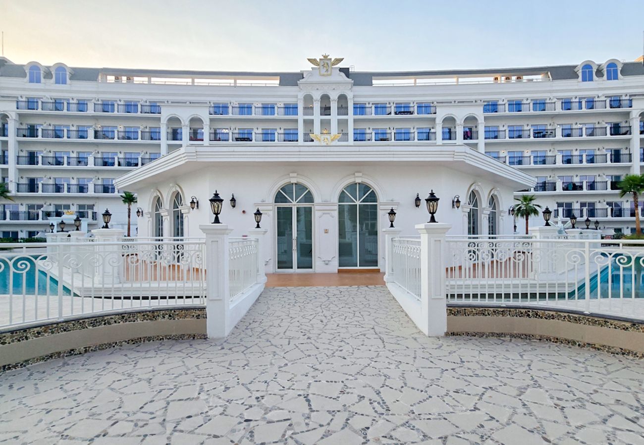 Apartment in Dubai - Luxury living with resort facilties and amenties 