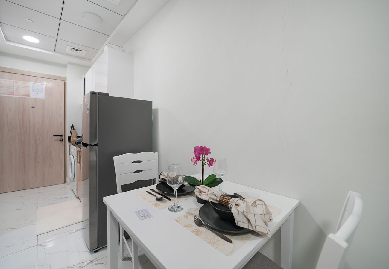 Studio in Dubai - Comfy/near metro/ easy access to city roads