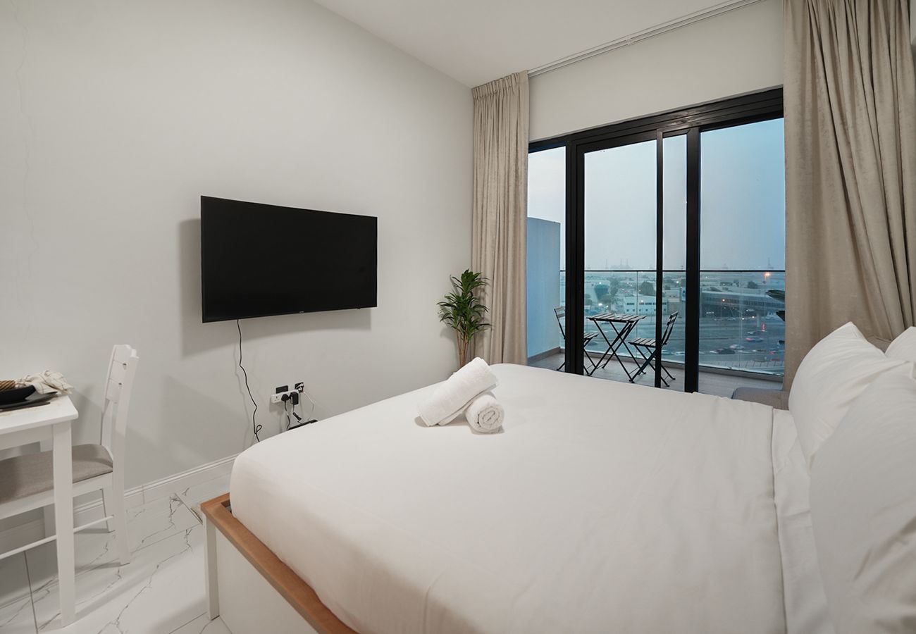 Studio in Dubai - Comfy/near metro/ easy access to city roads