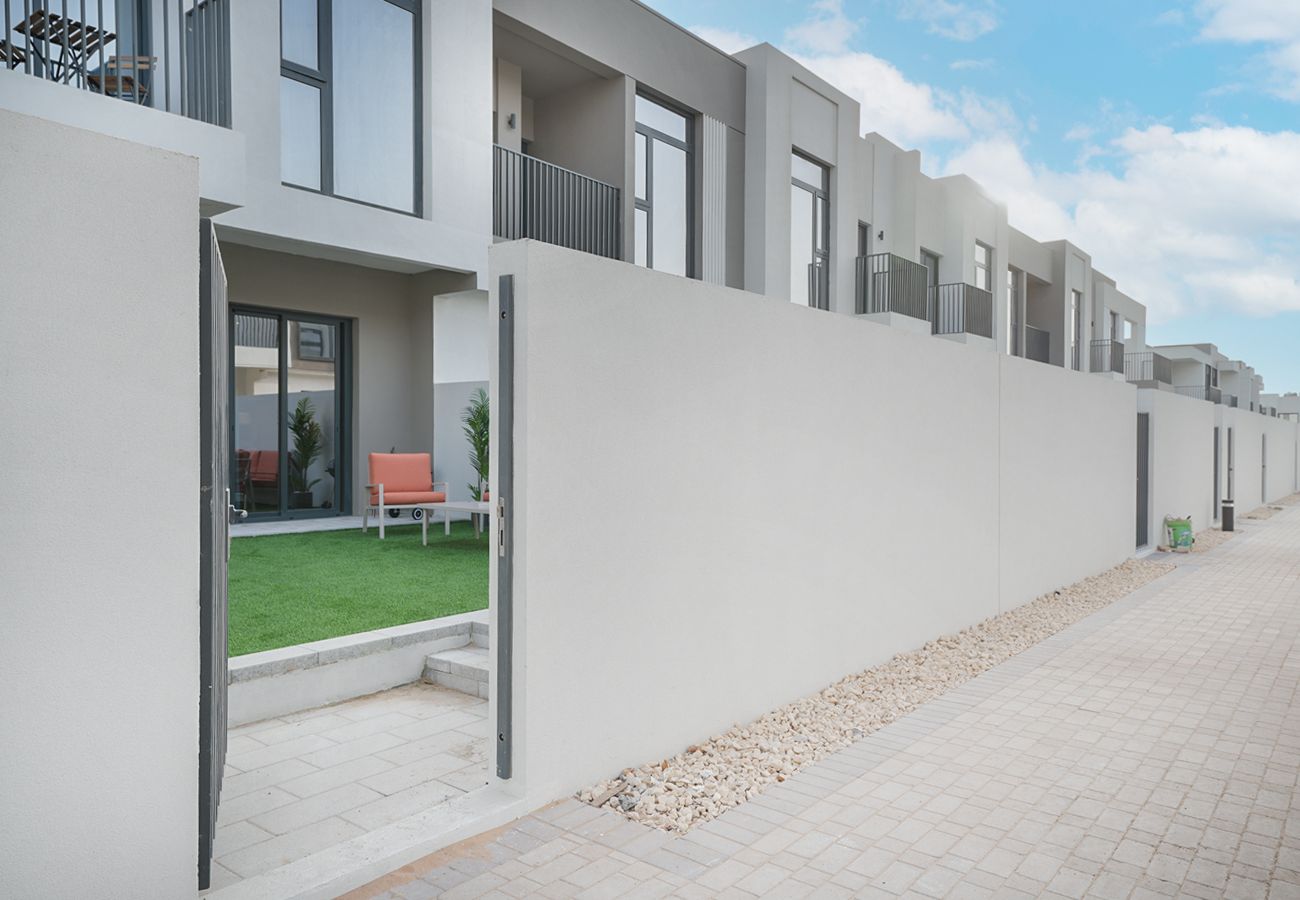 Terraced House in Dubai - Suburban lifestyle with Luxury facilities 