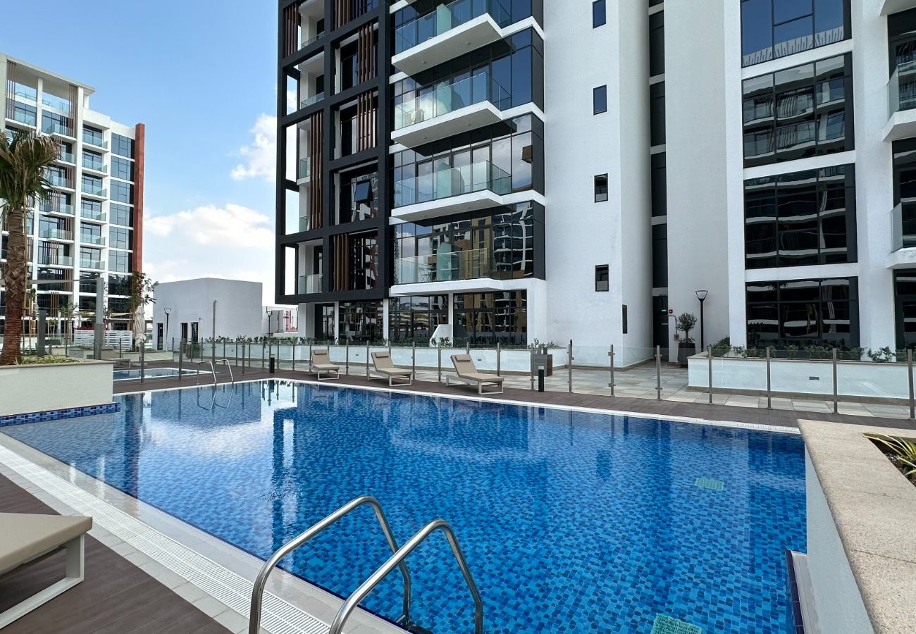 Studio in Dubai - Spacious,/ Low floor and pool view STU 