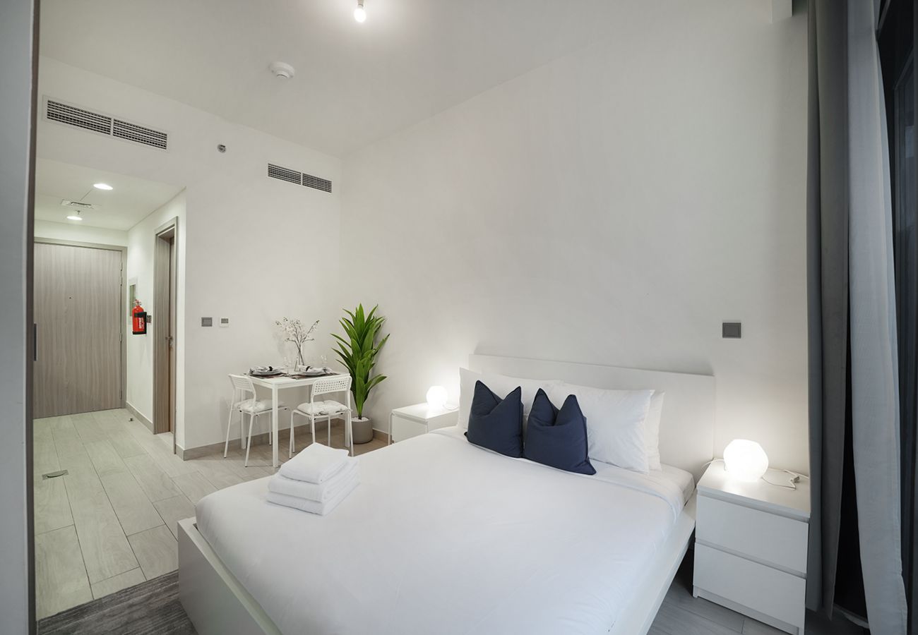 Studio in Dubai - Spacious,/ Low floor and pool view STU 