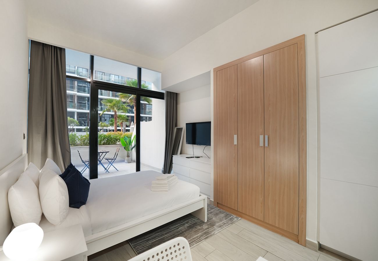 Studio in Dubai - Spacious,/ Low floor and pool view STU 