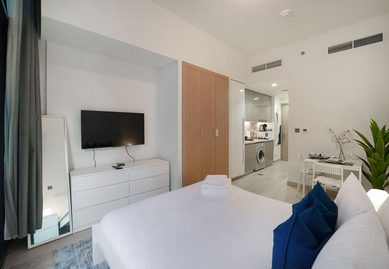 Studio in Dubai - Spacious,/ Low floor and pool view STU 
