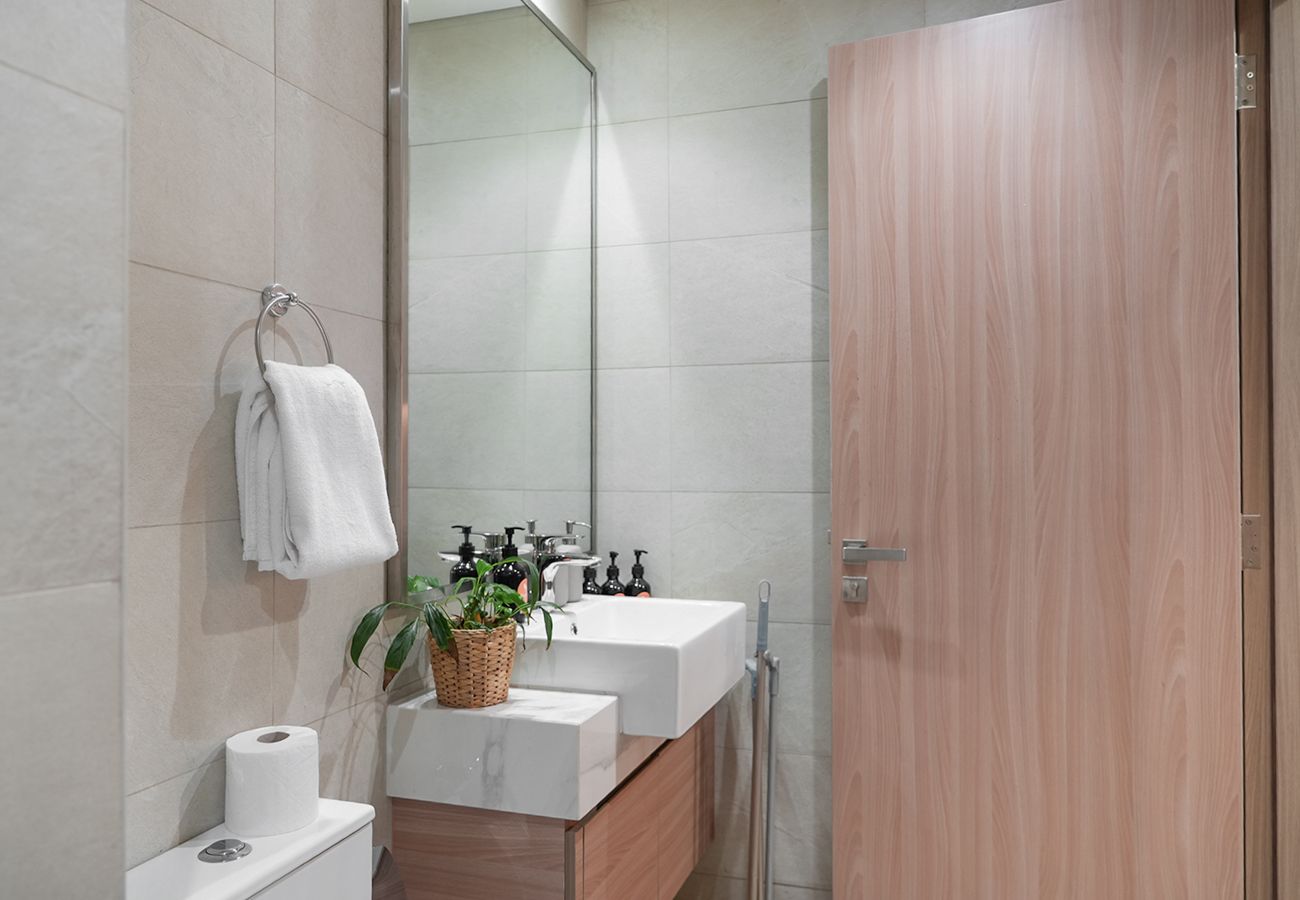 Studio in Dubai - Spacious,/ Low floor and pool view STU 