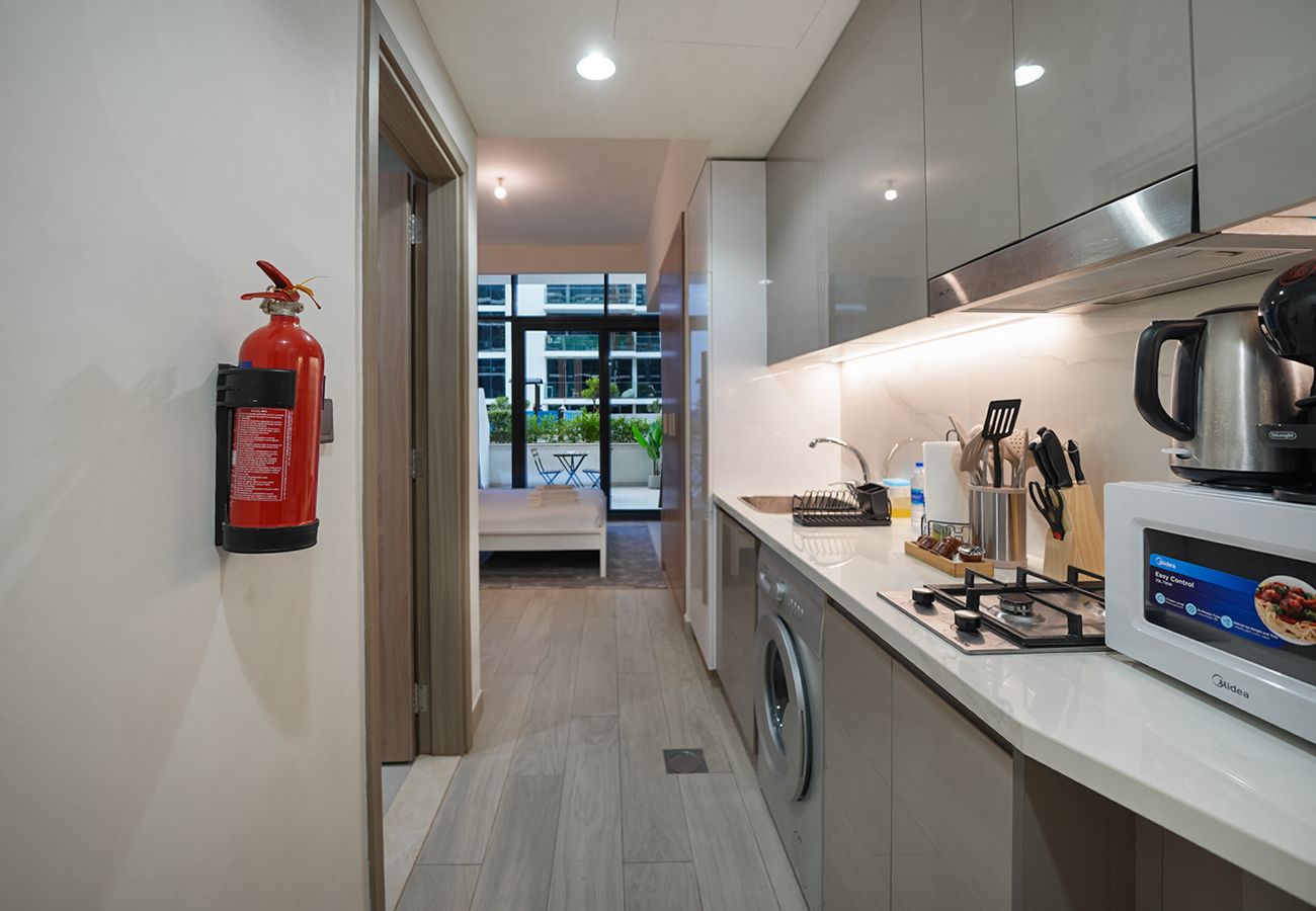 Studio in Dubai - Spacious,/ Low floor and pool view STU 