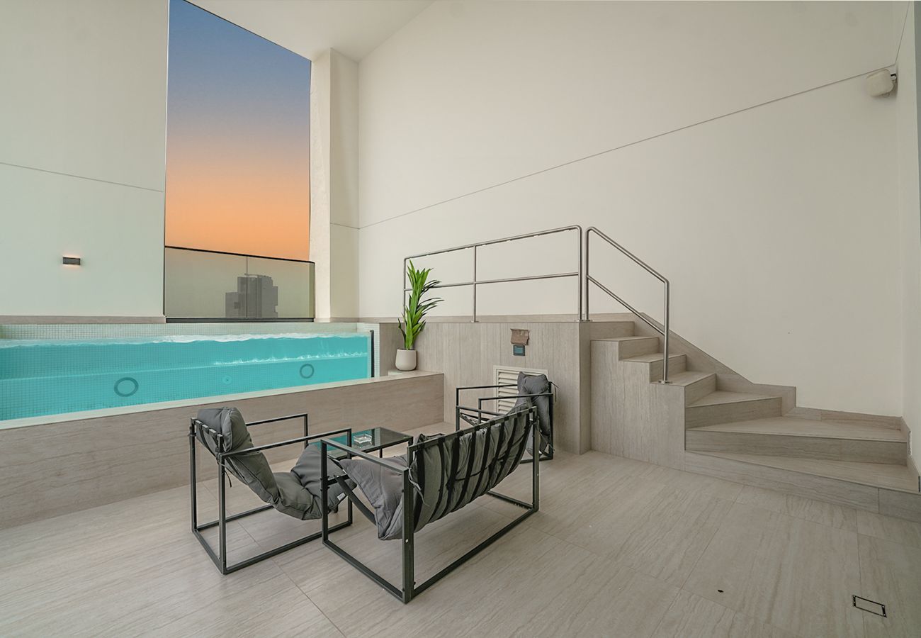 Apartment in Dubai - Luxury/private pool/serene location 