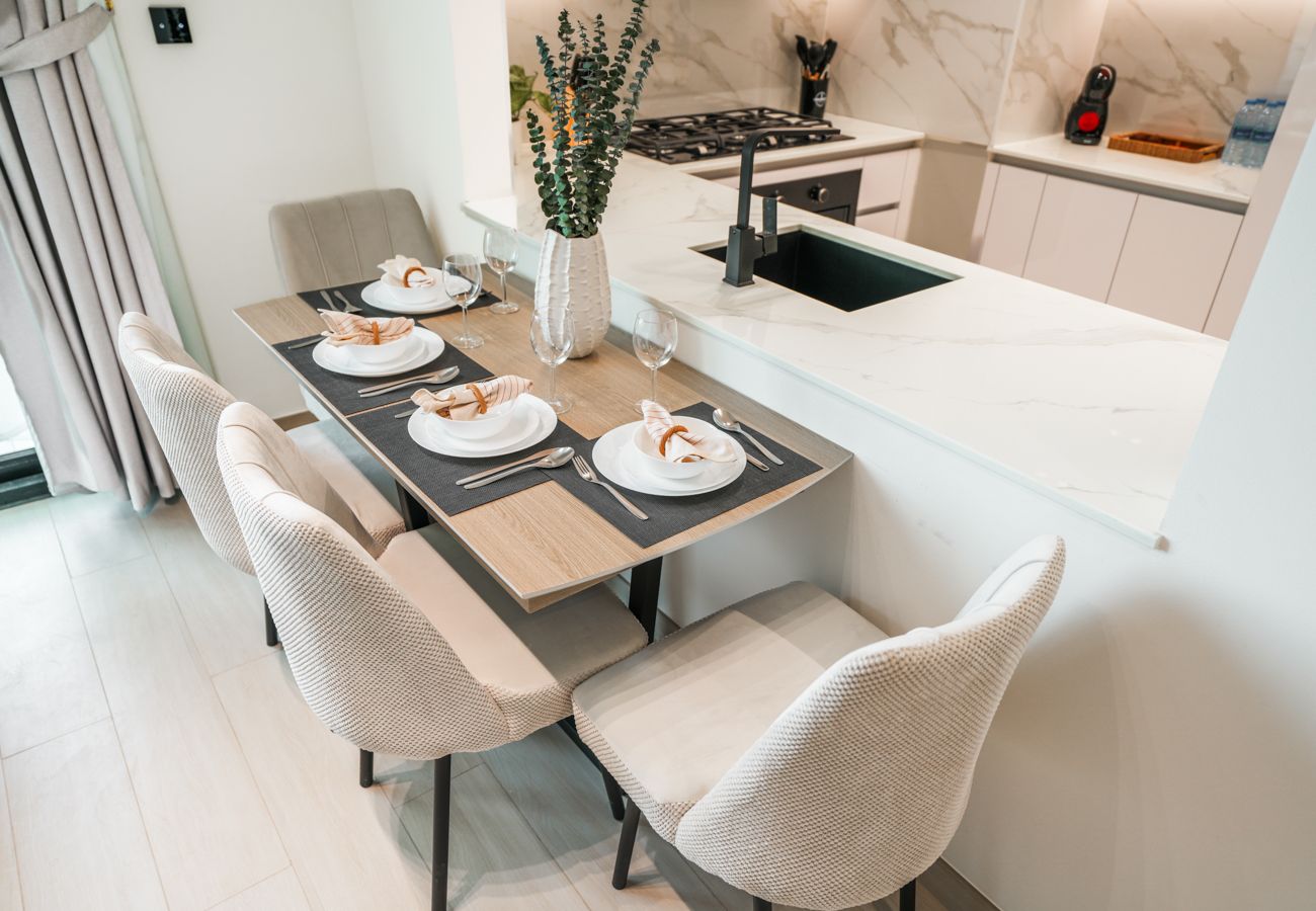 Apartment in Dubai - Luxury/private pool/serene location 