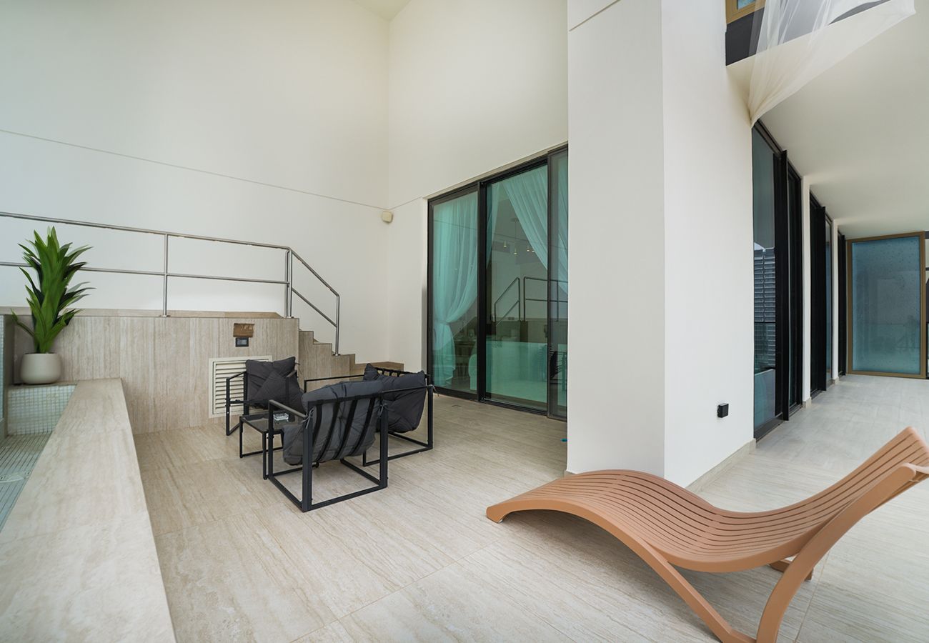 Apartment in Dubai - Luxury/private pool/serene location 