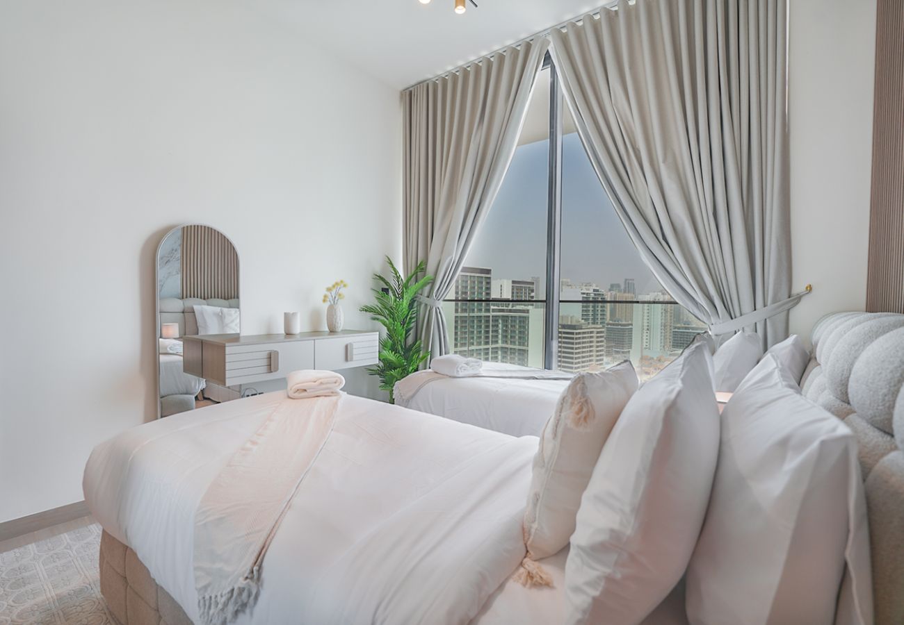 Apartment in Dubai - Luxury/private pool/serene location 
