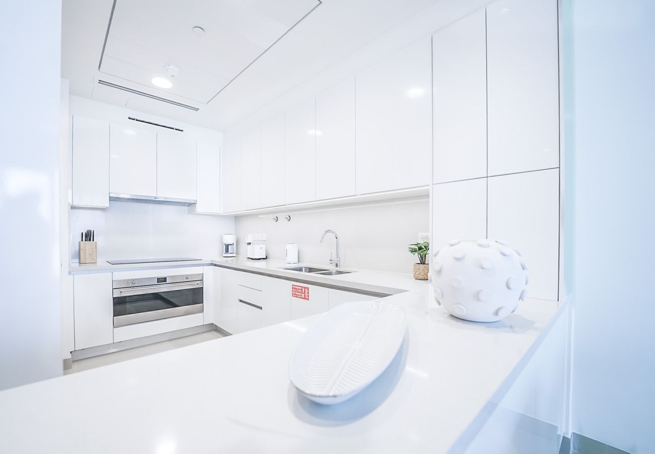 Apartment in Dubai - ELEGANT 2+M WITH DIRECT CANAL & ICONIC VIEW 