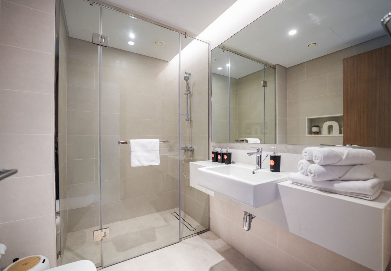 Apartment in Dubai - ELEGANT 2+M WITH DIRECT CANAL & ICONIC VIEW 