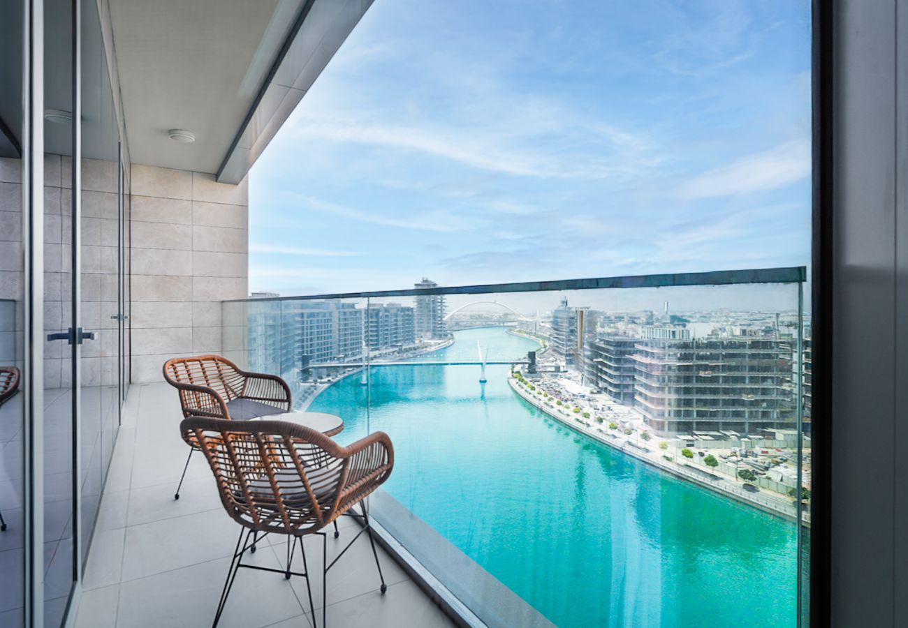 Apartment in Dubai - ELEGANT 2+M WITH DIRECT CANAL & ICONIC VIEW 