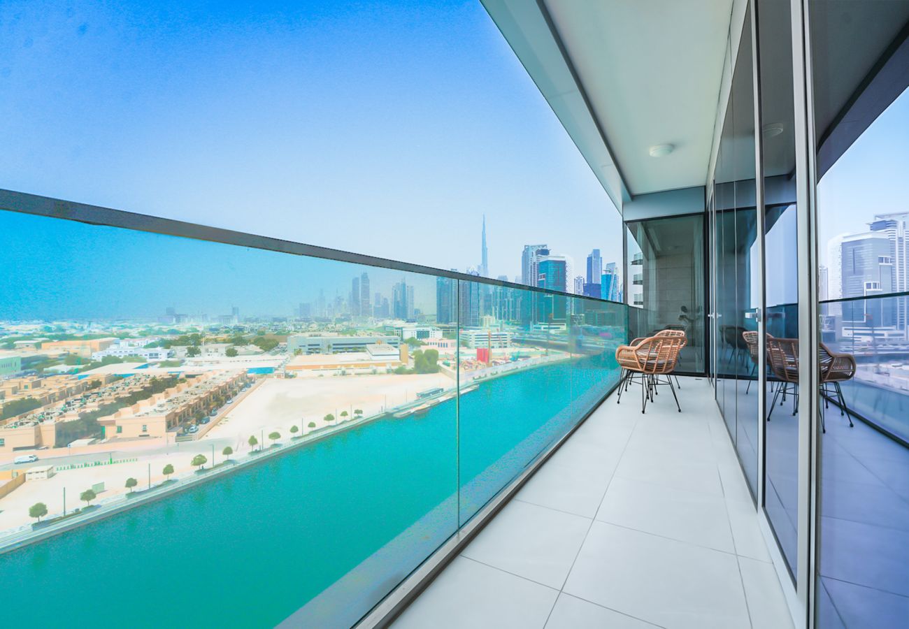 Apartment in Dubai - ELEGANT 2+M WITH DIRECT CANAL & ICONIC VIEW 