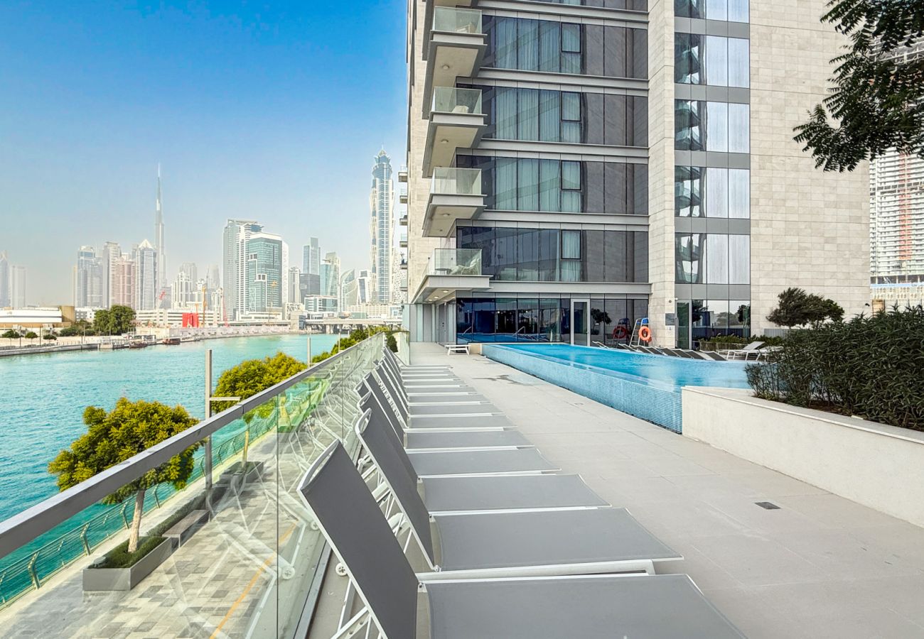 Apartment in Dubai - ELEGANT 2+M WITH DIRECT CANAL & ICONIC VIEW 