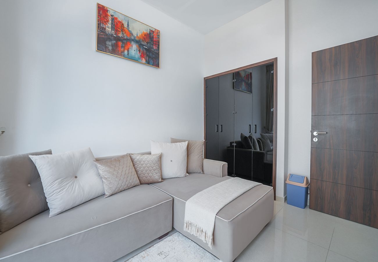 Terraced House in Dubai - EasyGo – Spacious 3BR with Garden in DAMAC Hills 2