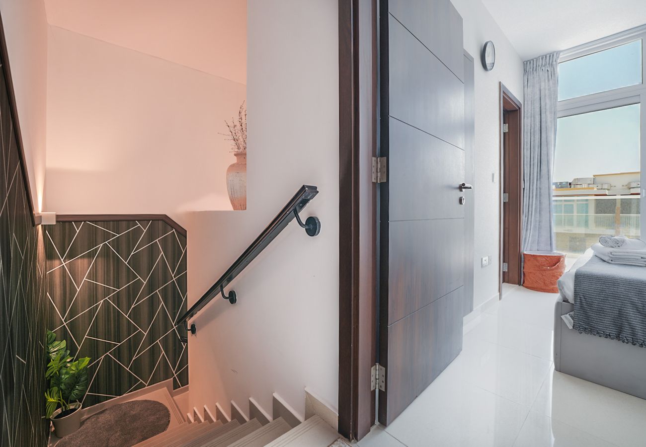 Terraced House in Dubai - EasyGo – Spacious 3BR with Garden in DAMAC Hills 2