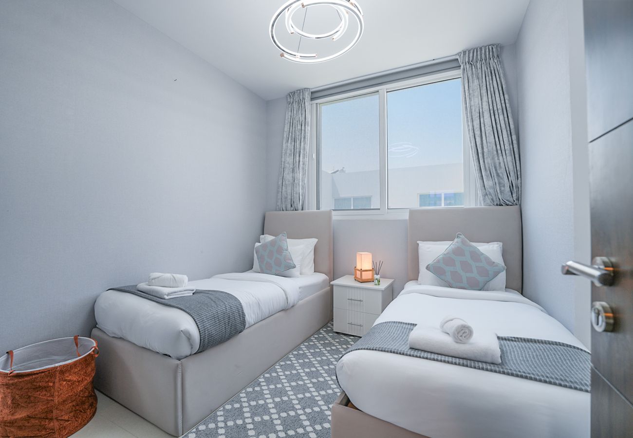 Terraced House in Dubai - EasyGo – Spacious 3BR with Garden in DAMAC Hills 2