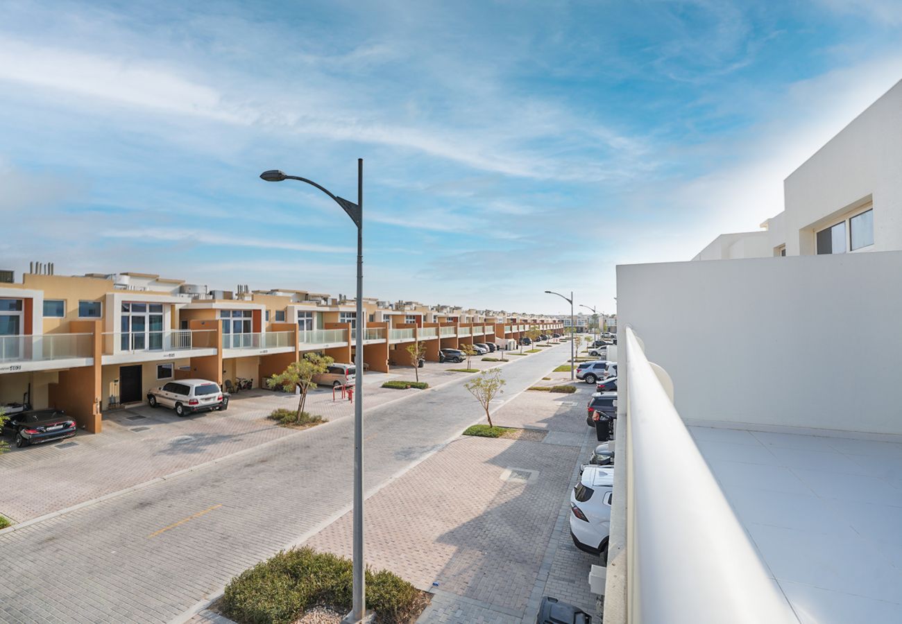 Terraced House in Dubai - EasyGo – Spacious 3BR with Garden in DAMAC Hills 2