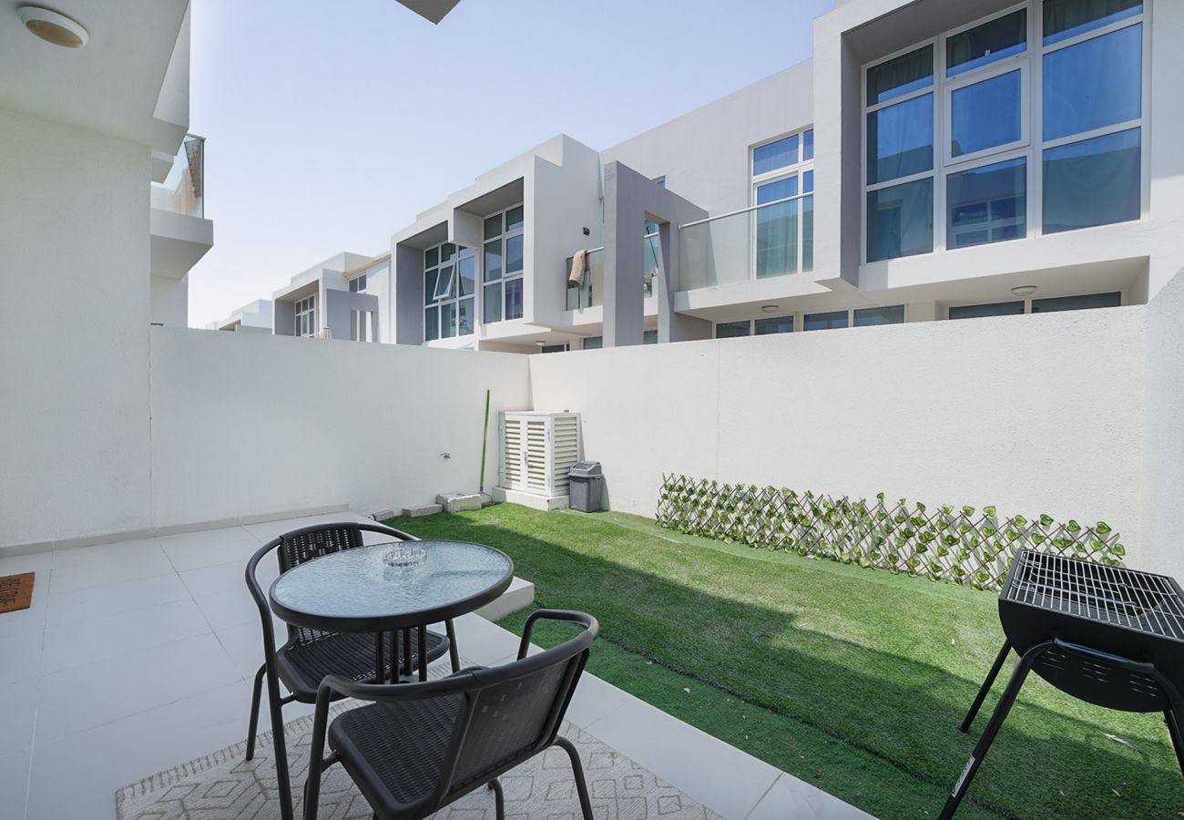 Terraced House in Dubai - EasyGo – Spacious 3BR with Garden in DAMAC Hills 2