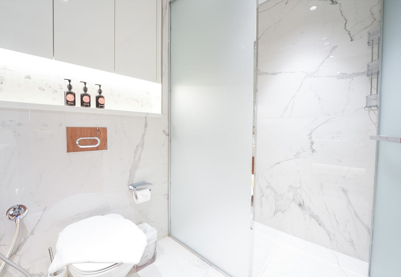 Apartment in Dubai - EasyGo - Contemporary 2 Bedroom Apartment with Balcony in Meydan