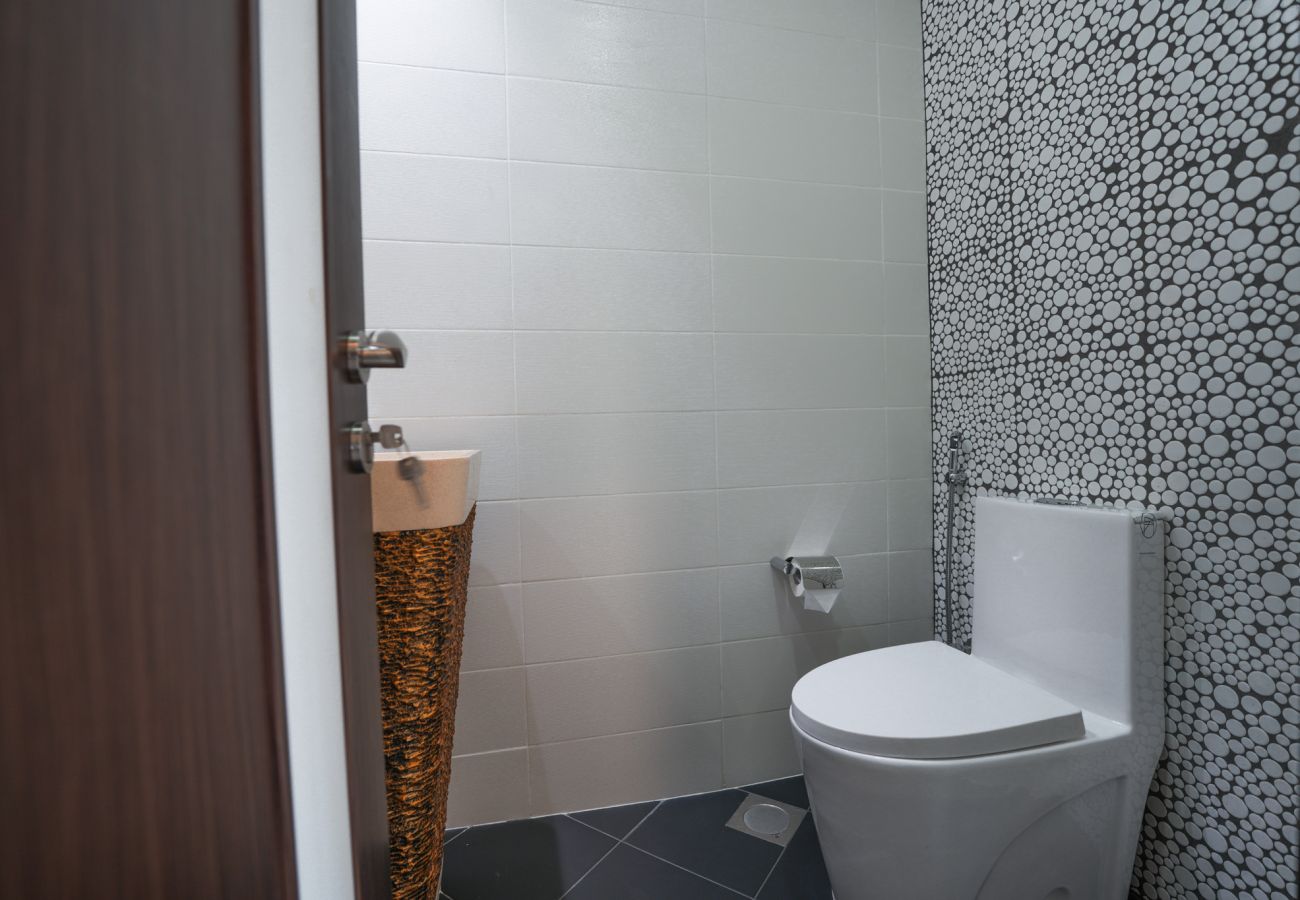 Apartment in Dubai - EasyGo - Elegant 2 Bedroom near Miracle Garden