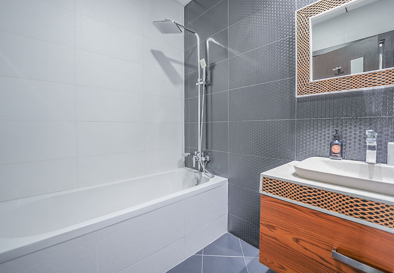 Apartment in Dubai - EasyGo - Elegant 2 Bedroom near Miracle Garden