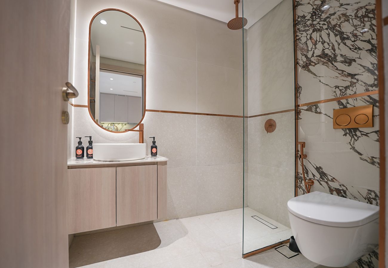 Apartment in Dubai - EasyGo - Modern 1BR with Balcony & Amenities in Arjan