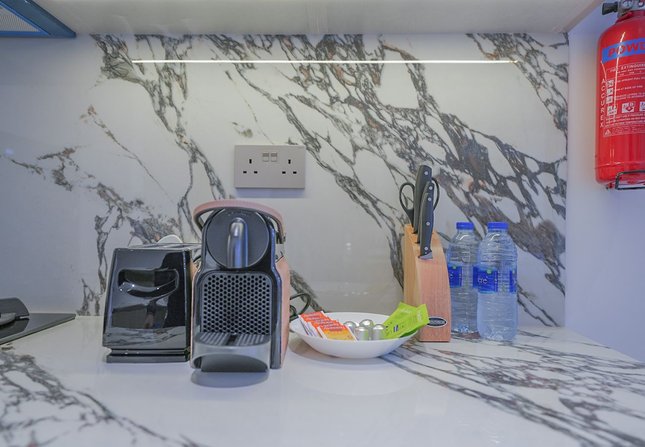 Apartment in Dubai - EasyGo - Modern 1BR with Balcony & Amenities in Arjan