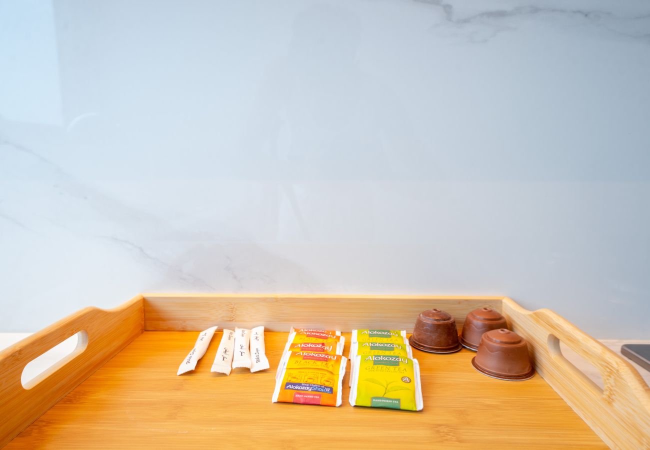 Apartment in Dubai - EasyGo - Chic 2-Bedroom with Dubai Skyline View