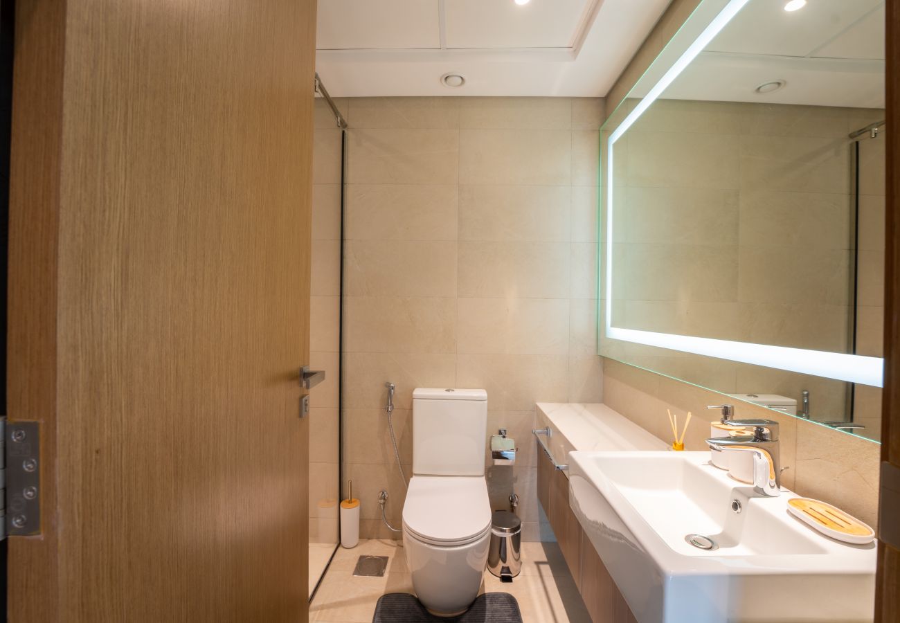 Apartment in Dubai - EasyGo - Chic 2-Bedroom with Dubai Skyline View