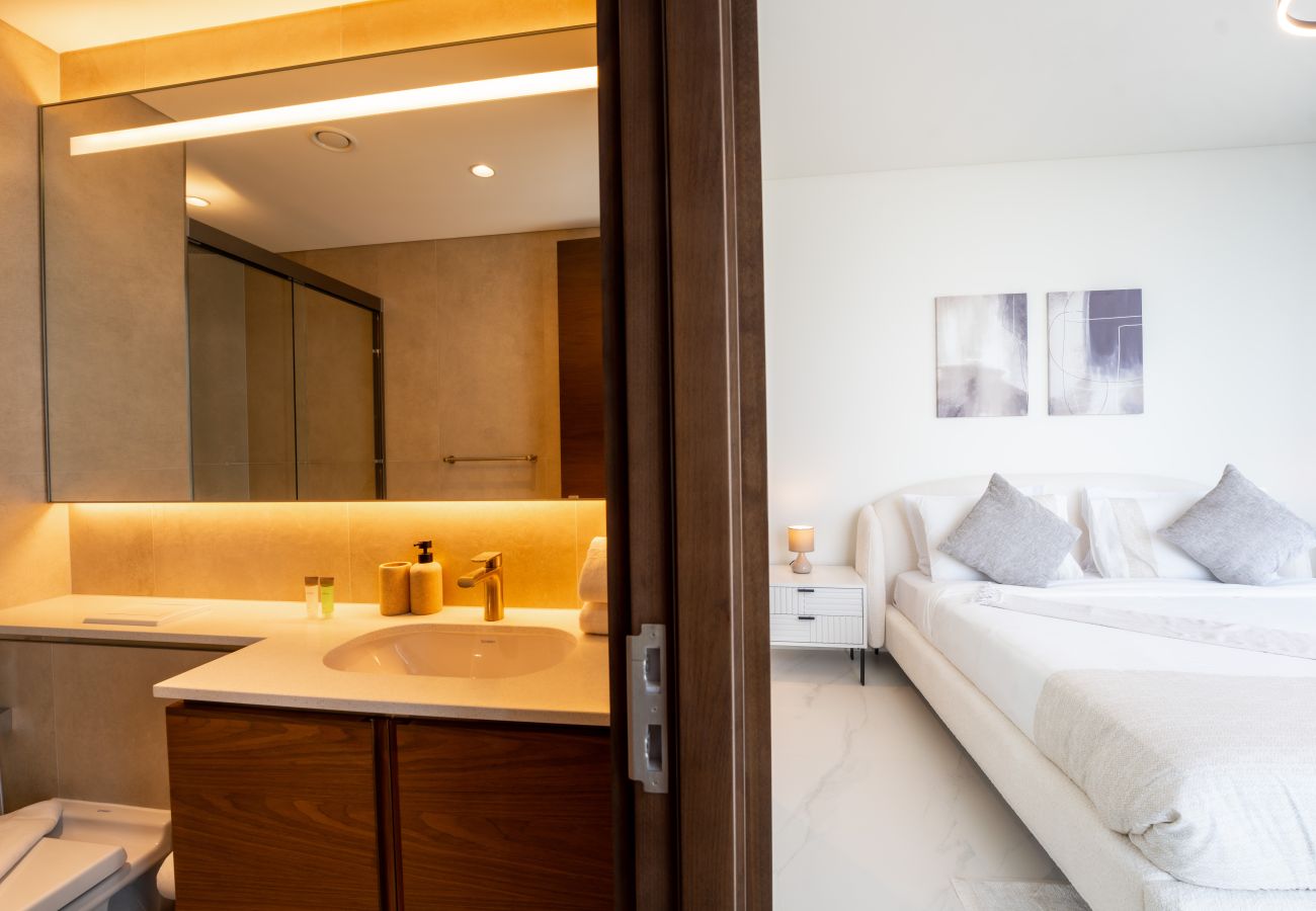 Apartment in Dubai - EasyGo - Stylish 2BR w/ City View in Sobha Creek