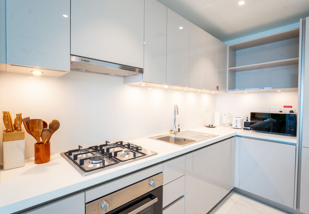 Apartment in Dubai - EasyGo - Stylish 2BR w/ City View in Sobha Creek
