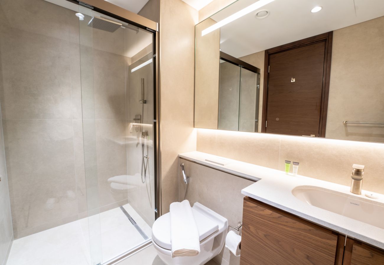 Apartment in Dubai - EasyGo - Stylish 2BR w/ City View in Sobha Creek