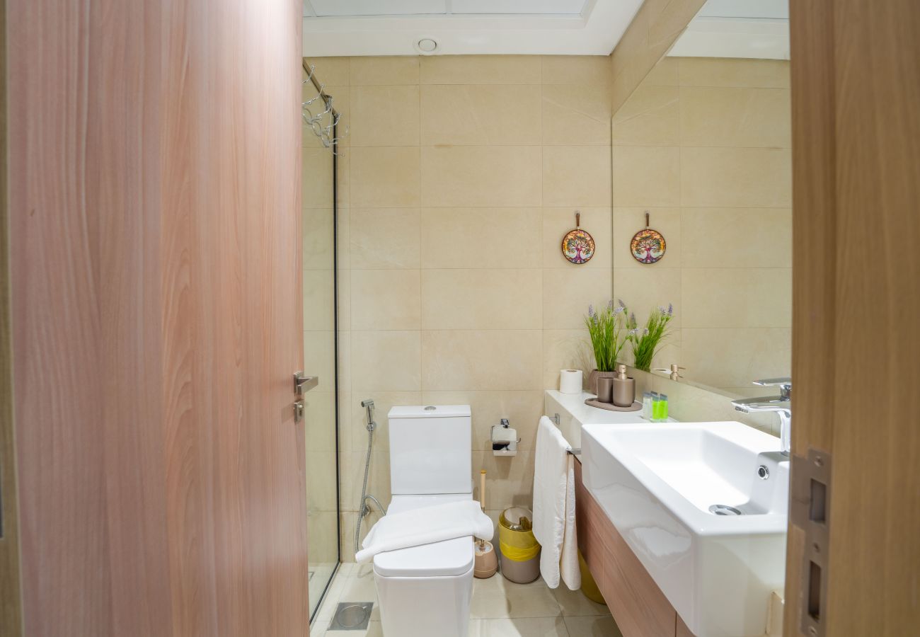 Apartment in Dubai - EasyGo – Elegant 1-Bedroom Apartment with Balcony