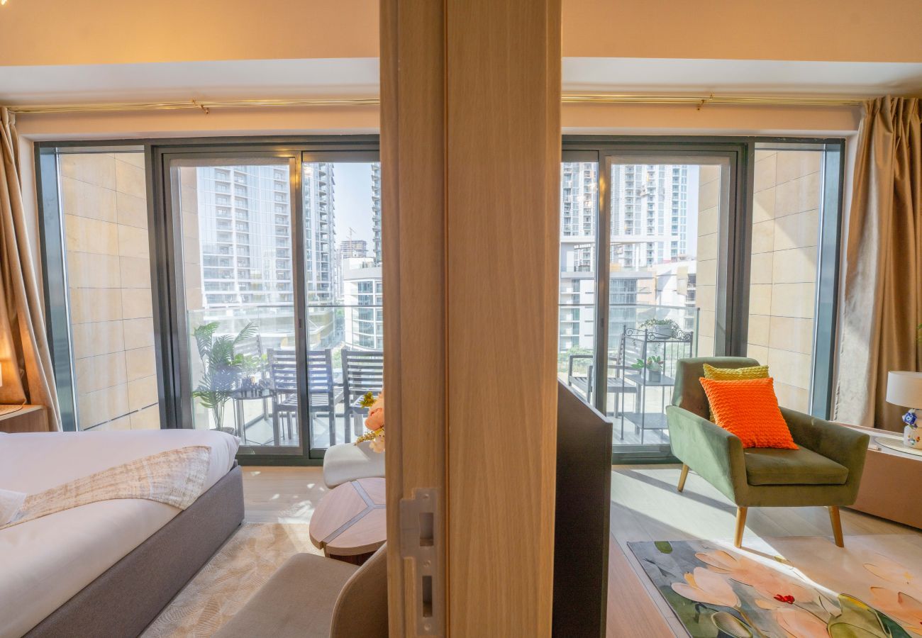 Apartment in Dubai - EasyGo – Elegant 1-Bedroom Apartment with Balcony