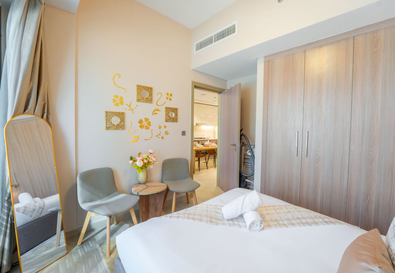 Apartment in Dubai - EasyGo – Elegant 1-Bedroom Apartment with Balcony