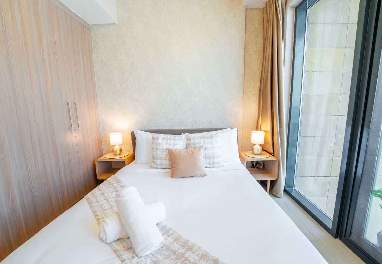 Apartment in Dubai - EasyGo – Elegant 1-Bedroom Apartment with Balcony