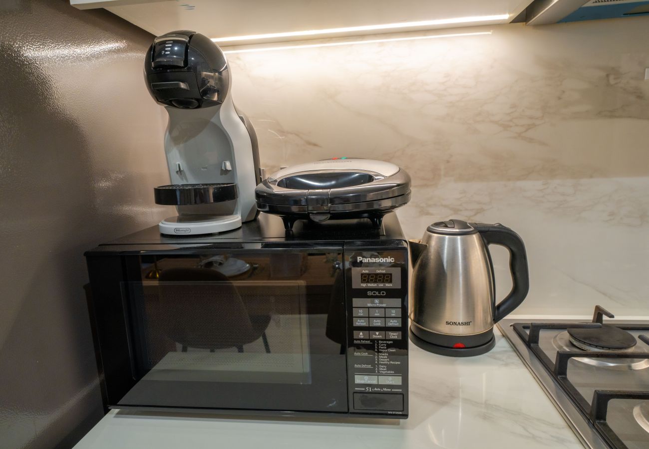 Apartment in Dubai - EasyGo – Elegant 1-Bedroom Apartment with Balcony