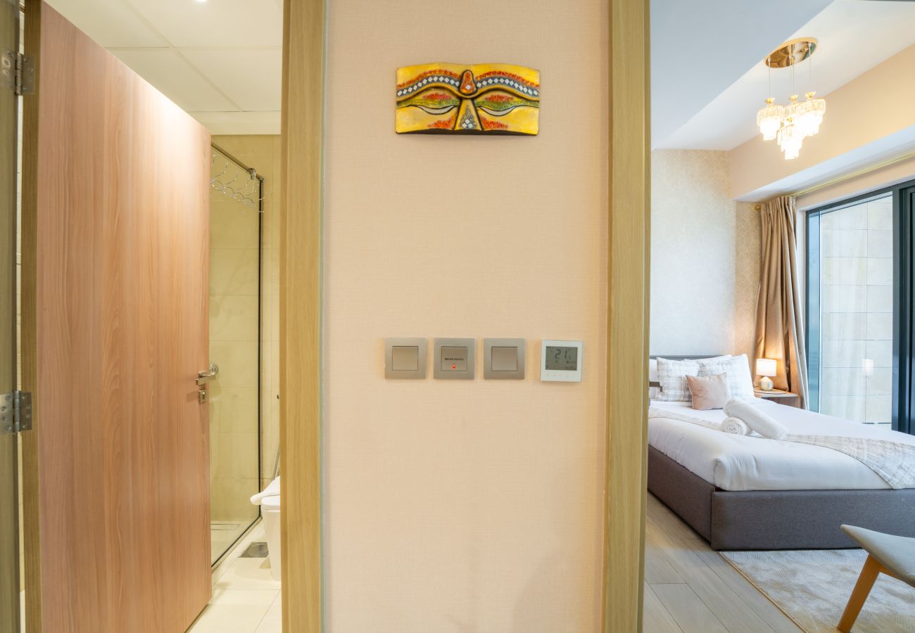 Apartment in Dubai - EasyGo – Elegant 1-Bedroom Apartment with Balcony