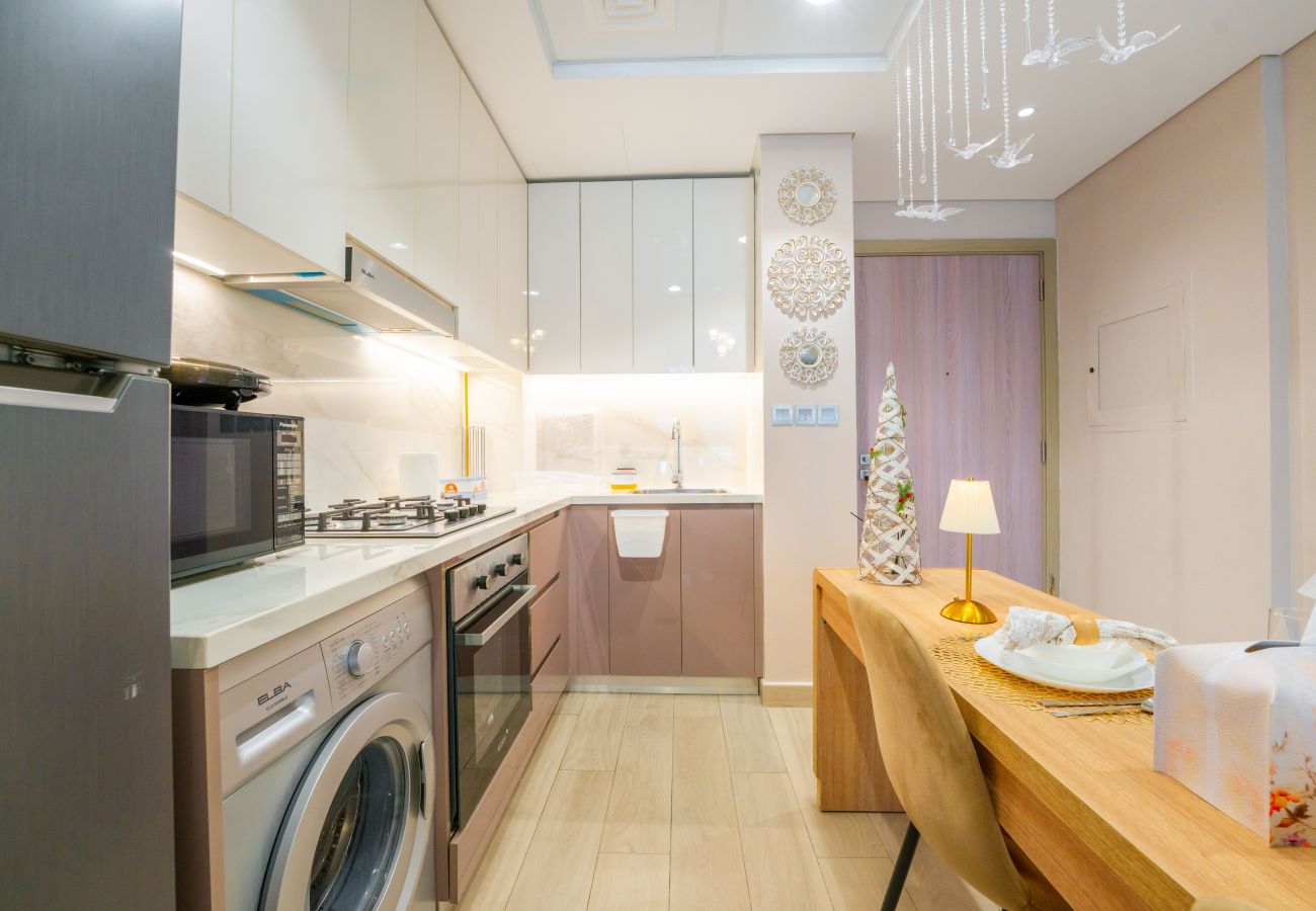 Apartment in Dubai - EasyGo – Elegant 1-Bedroom Apartment with Balcony