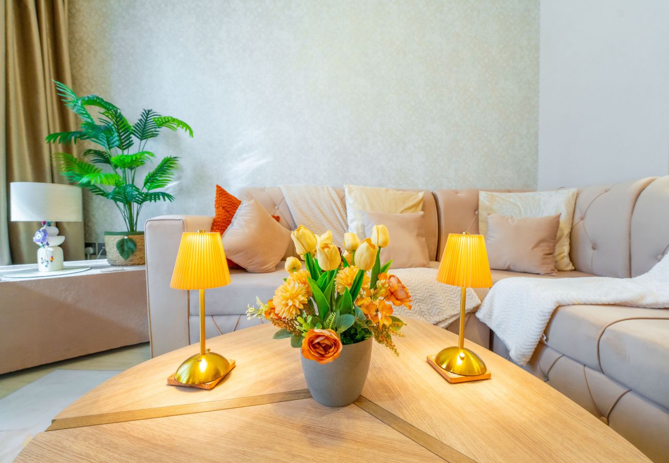 Apartment in Dubai - EasyGo – Elegant 1-Bedroom Apartment with Balcony