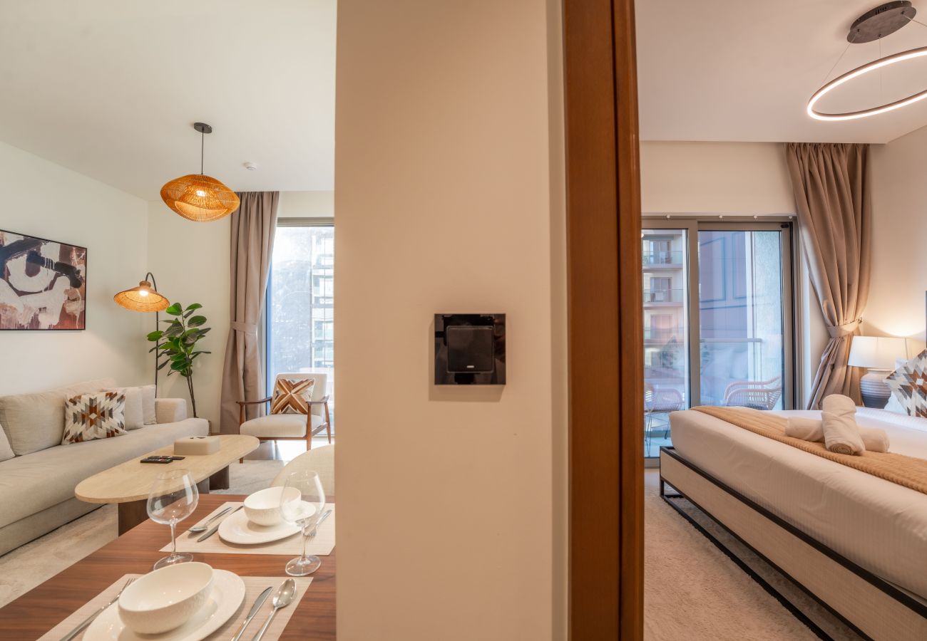 Apartment in Dubai - EasyGo – Modern 1BR with Balcony & City View