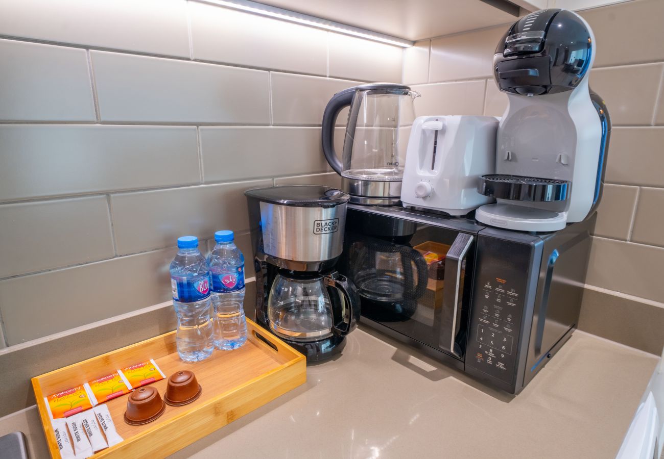 Apartment in Dubai - EasyGo – Modern 1BR with Balcony & City View